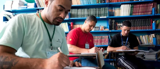 Derrière les barreaux, la lecture ouvre la voie à la liberté au Brésil