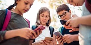 Le Chili rejoint la liste des pays interdisant les smartphones à l’école !