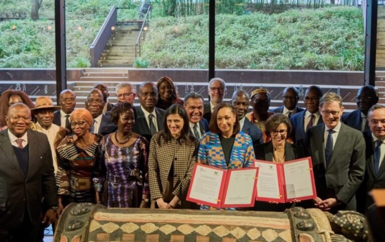 Côte d’Ivoire : le tambour Djidji Ayokwè officiellement restitué par la France