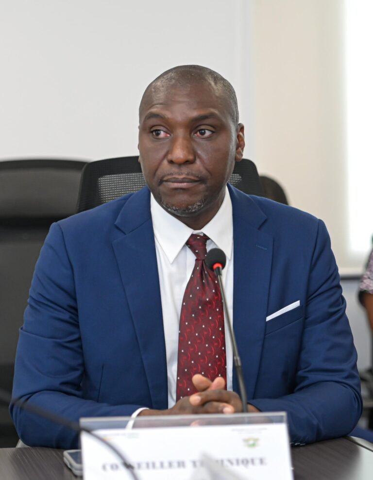 Prix Ebony 2025 : le ministre Adjé Silas Metch félicite Khalil Diomandé, meilleur journaliste sportif