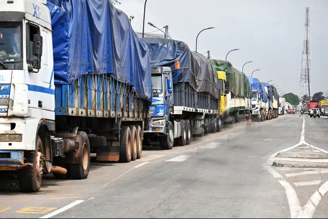 Escortes de camions : l’OIC dément et met en garde