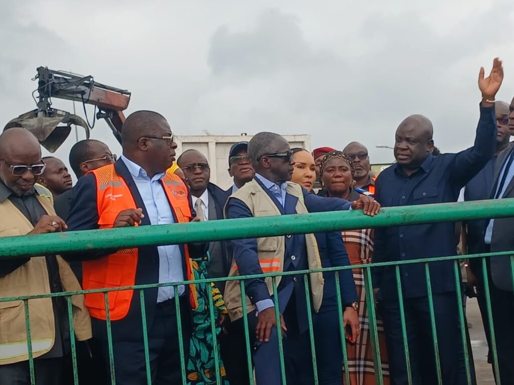 Fête de l’Indépendance à Yopougon : Adama Bictogo et Amédé Koffi Kouakou inspectent les travaux d’assainissement