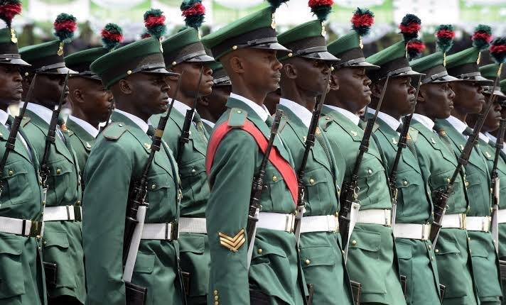 Nigeria : le gouvernement augmente jusqu’à 80 % les salaires des militaires